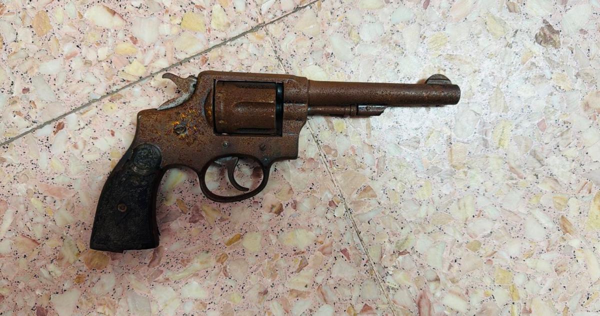 Detienen a un joven por robo y secuestran un arma oxidada