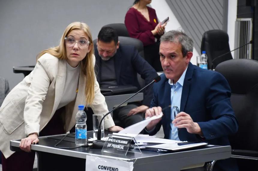 El petroacuteleo partioacute a la UCR- Medanito dejoacute expuestos los hilos de poder 