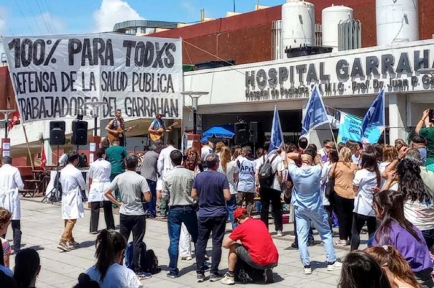 Los trabajadores del Hospital Garrahan realizan un paro tras el veto de Milei