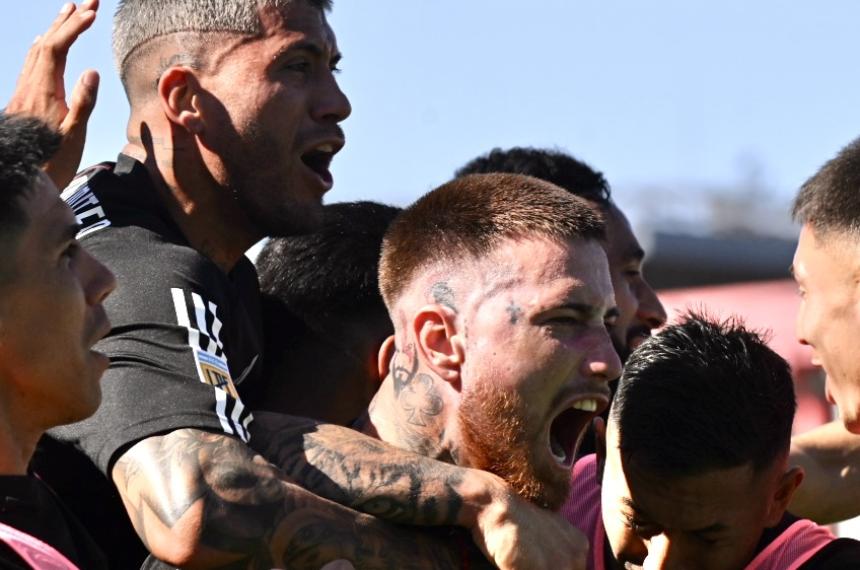 Riestra le ganoacute a Central Coacuterdoba y es liacuteder del Grupo B