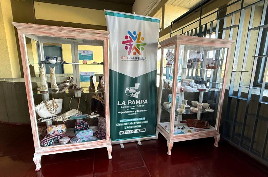 Emprendedoras pampeanas exponen sus productos en Casa de Gobierno