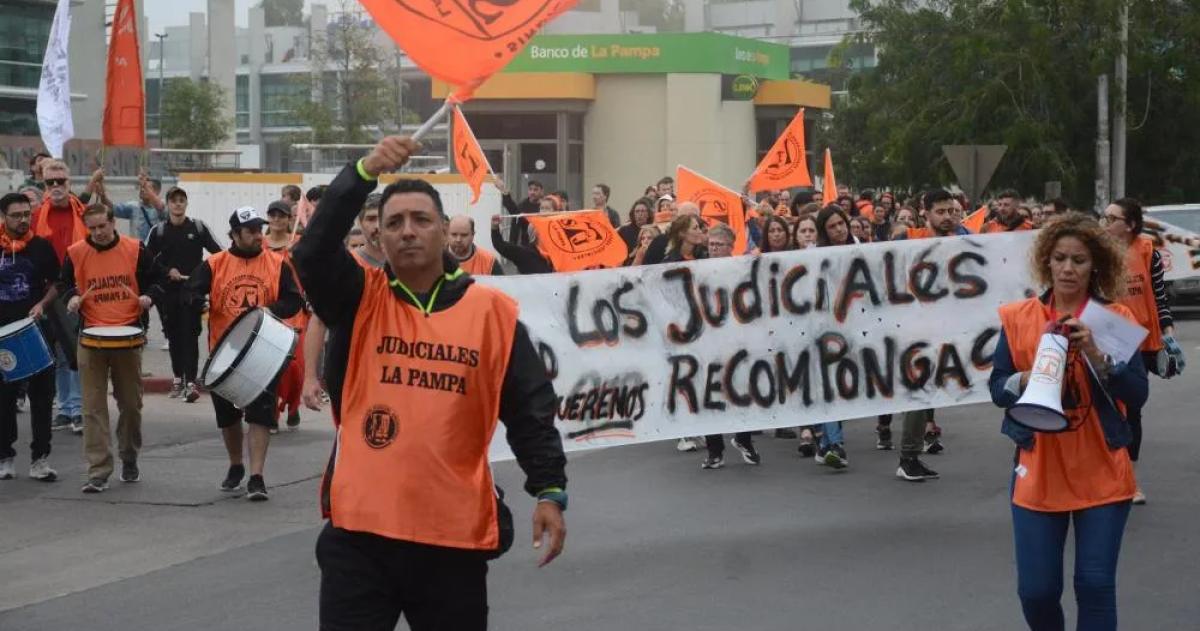 La Federacioacuten Judicial Argentina con los tapones de punta contra la eliminacioacuten de la feria