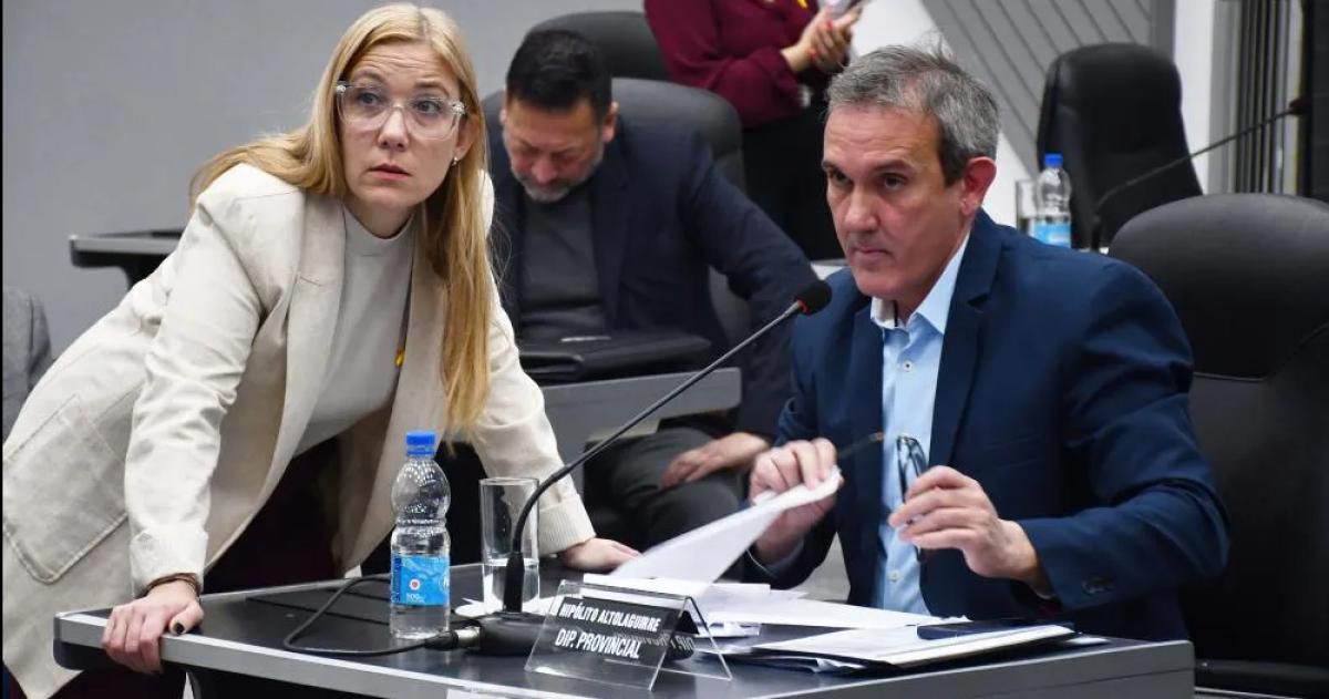 El petroacuteleo partioacute a la UCR- Medanito dejoacute expuestos los hilos del poder 