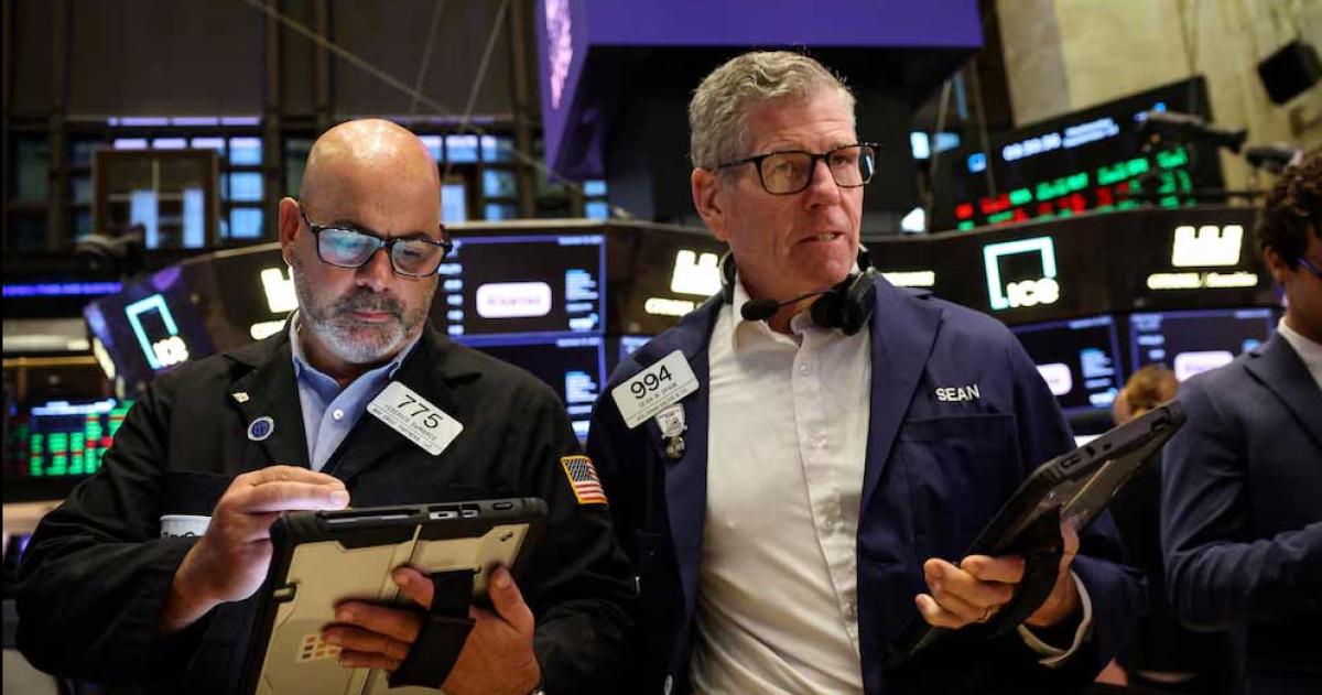 Acciones y bonos profundizan la caiacuteda mientras el doacutelar roza el techo de la banda cambiaria