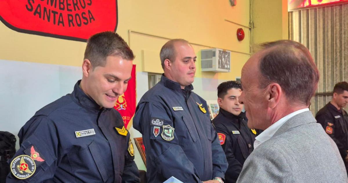 La Policiacutea celebroacute el 80deg aniversario de su Cuerpo de Bomberos