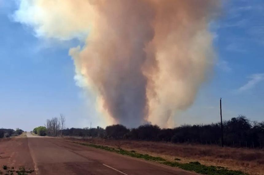 Un incendio en la Ruta 105 obligoacute a cortar el traacutensito