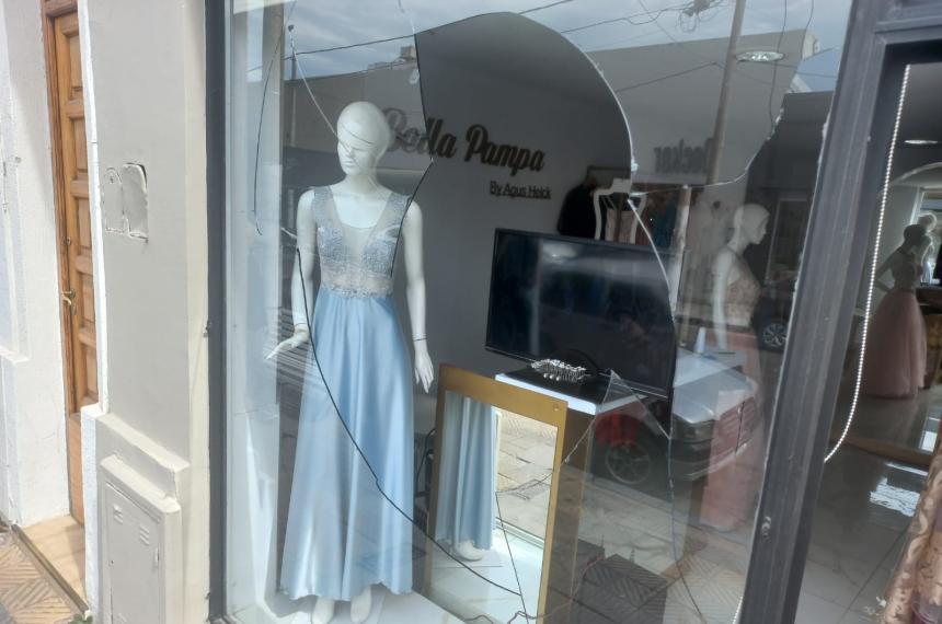 Rompen la vidriera de una tienda ceacutentrica en Santa Rosa y dantildean costoso vestido