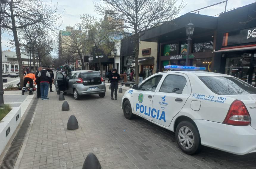Chocoacute contra un bolardo en la semipeatonal y tuvo que recibir atencioacuten meacutedica