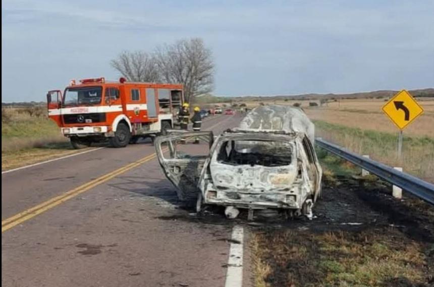 Ardioacute un auto en la Ruta 152