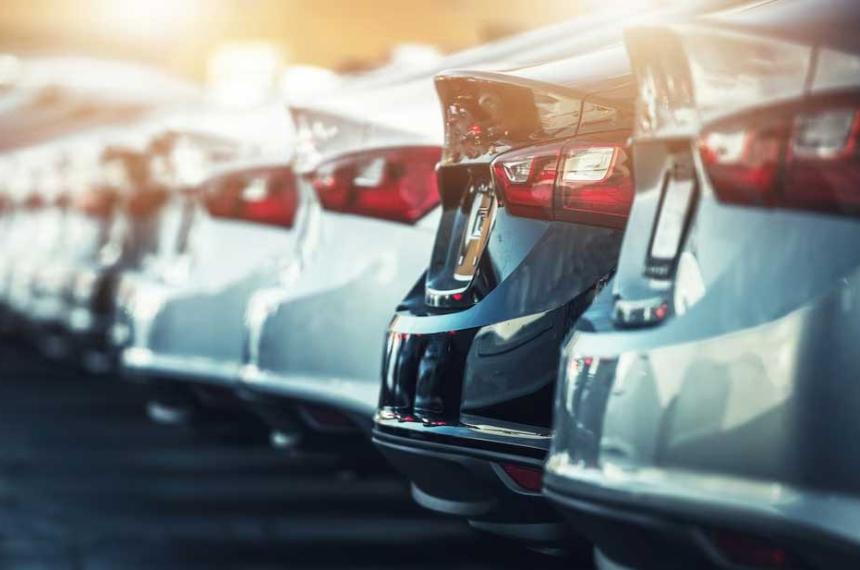 Los 10 autos maacutes vendidos en Argentina bajaron de precio en doacutelares en septiembre