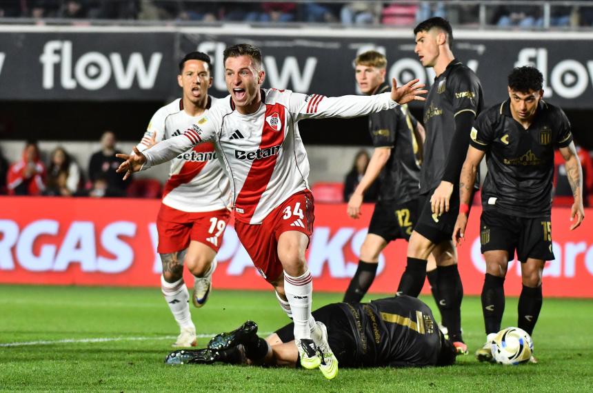 River pegoacute primero ante Estudiantes en La Plata