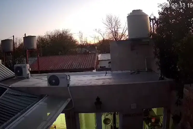 Una estela de fuego en el cielo sorprendioacute a los santarrosentildeos