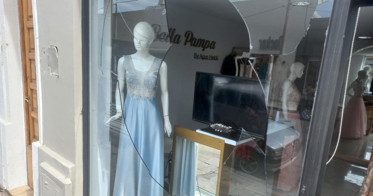 Rompen la vidriera de una tienda ceacutentrica en Santa Rosa y dantildean costoso vestido