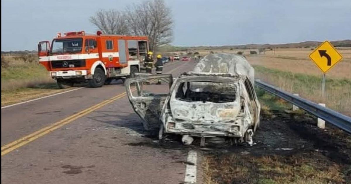 Ardioacute un auto en la Ruta 152