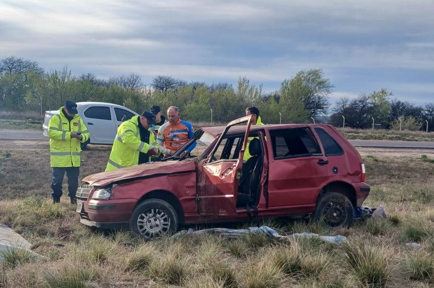 Volcoacute un auto en el Bajo Giuliani y hay dos heridos graves 