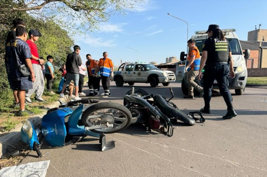 Una picada entre tres motos dejoacute dos joacutevenes heridos 