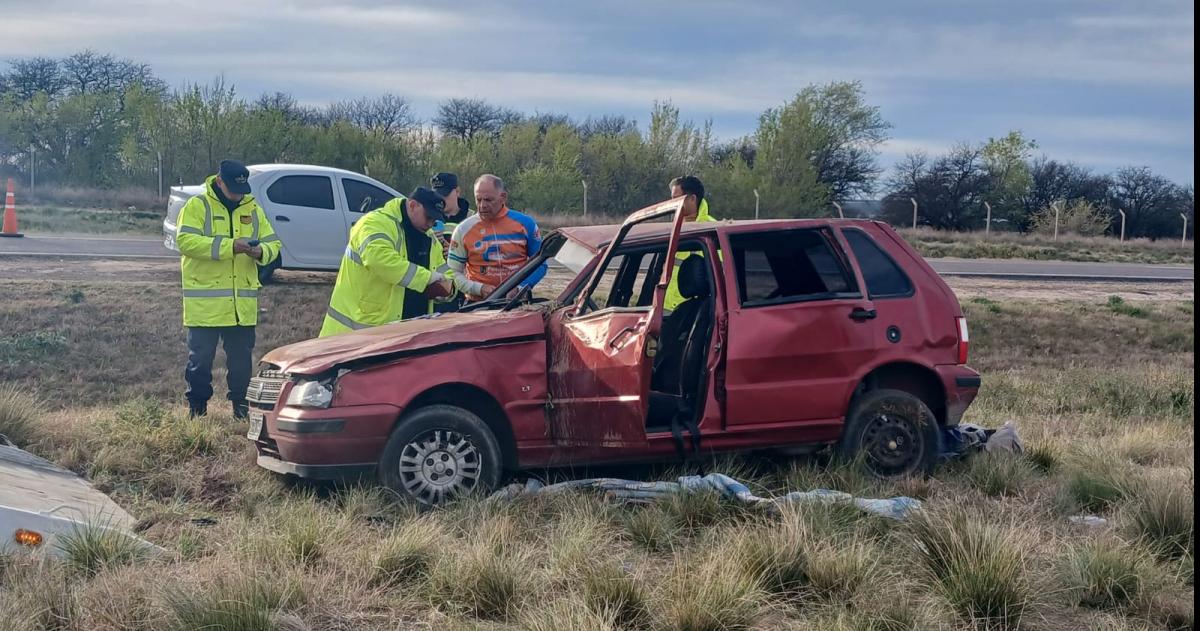 Volcoacute un auto en el Bajo Giuliani y hay dos heridos graves 