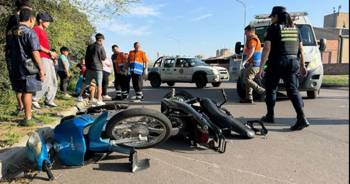 Una picada entre tres motos dejoacute dos joacutevenes heridos 