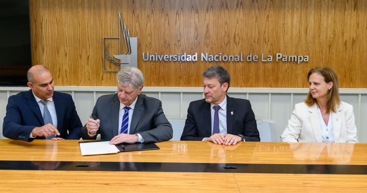 Firmaron la escritura del terreno para la Facultad de Ciencias de la Salud en Santa Rosa
