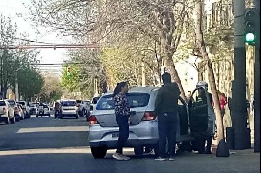 Una conductora chocoacute otro bolardo