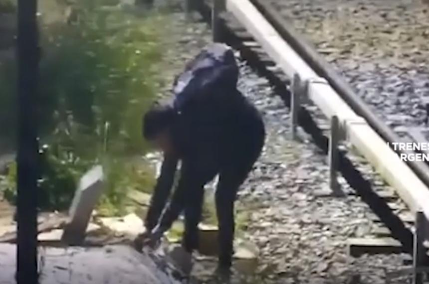 Intentoacute robar cables del tren Mitre casi muere electrocutado y terminoacute detenido