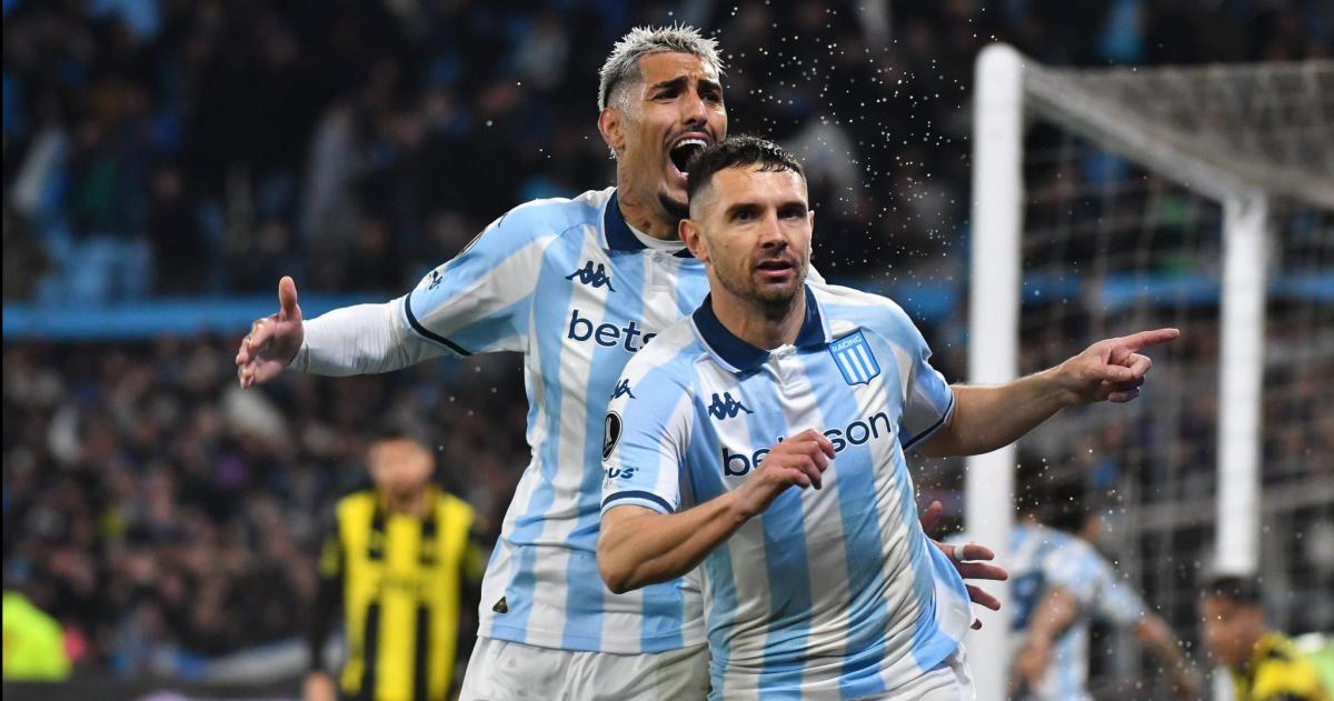 Veacutelez recibe a Racing