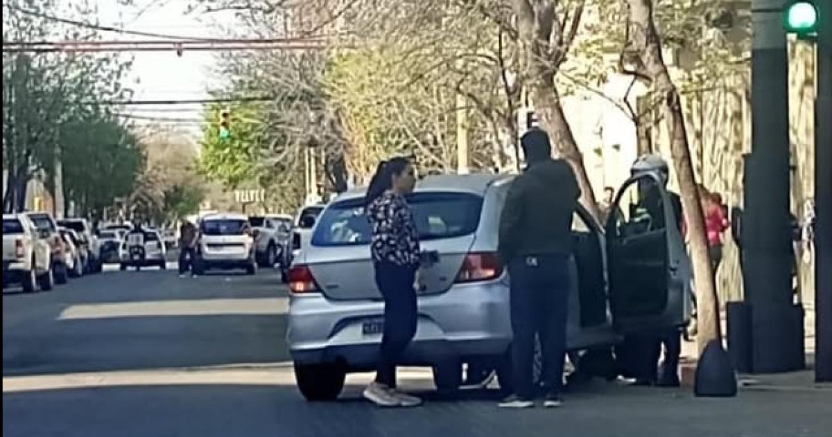 Una conductora chocoacute otro bolardo