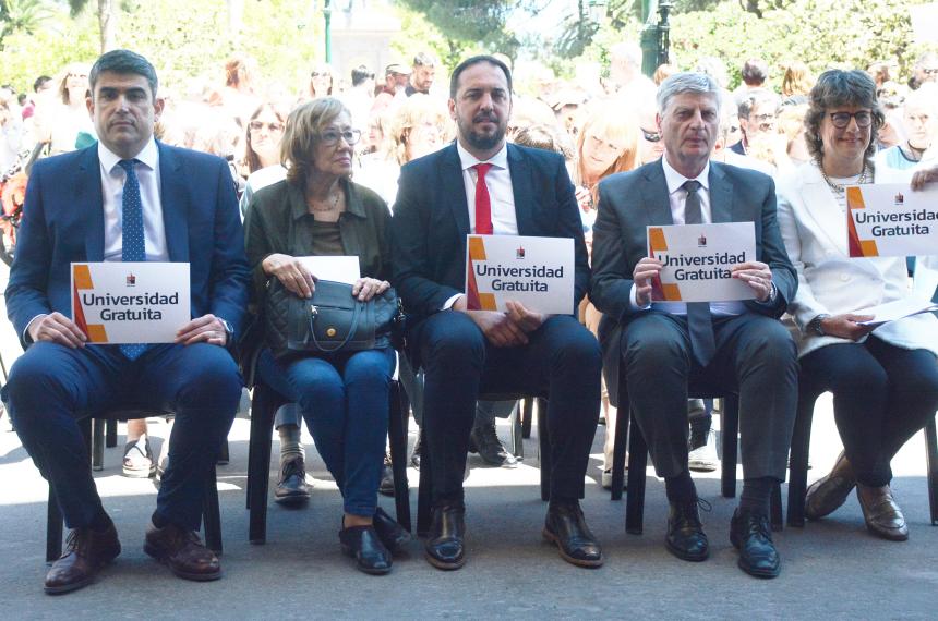 Di Naacutepoli va a la marcha