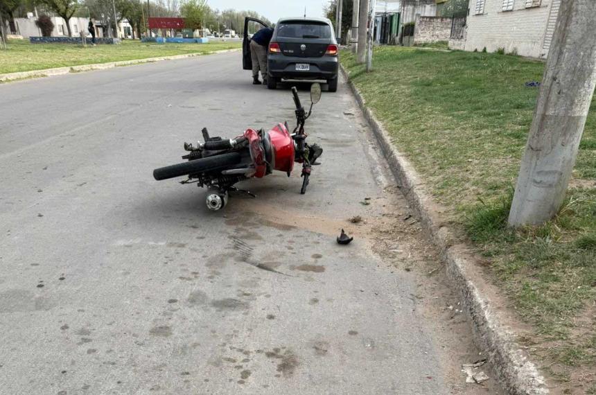 Un herido en un choque entre un auto y una moto en Toay