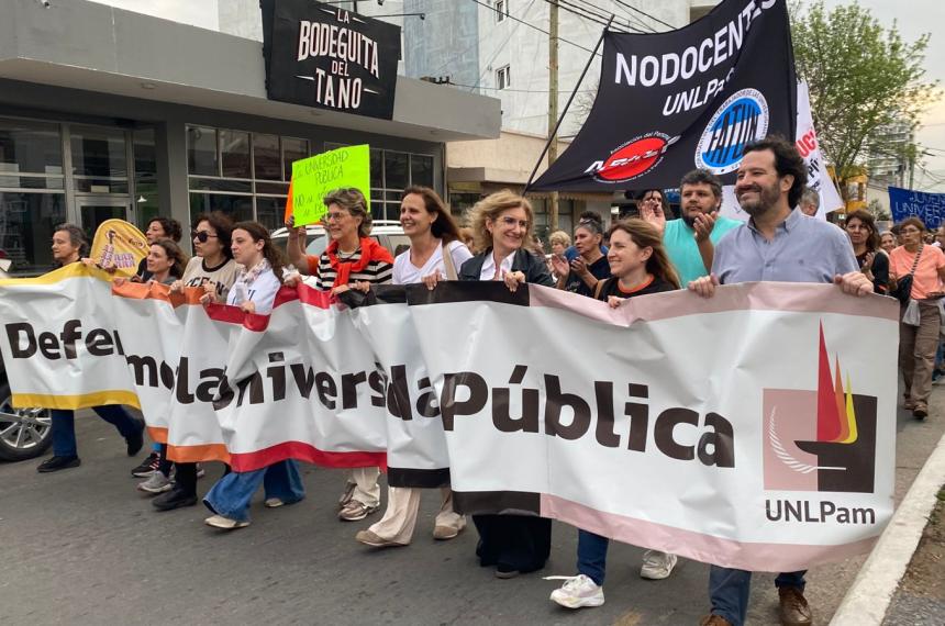 La marcha federal universitaria rechazoacute el veto en las calles de Santa Rosa