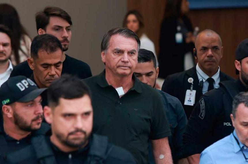 Jair Bolsonaro fue diagnosticado con caacutencer de piel y seguiraacute bajo control meacutedico