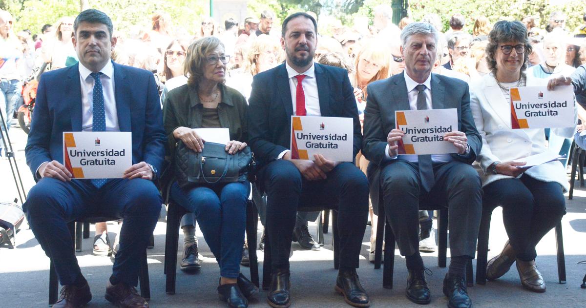 Di Naacutepoli va a la marcha