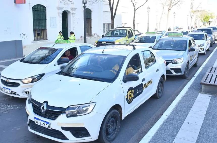 Taxistas de Santa Rosa se movilizan en rechazo a la regulacioacuten de Uber