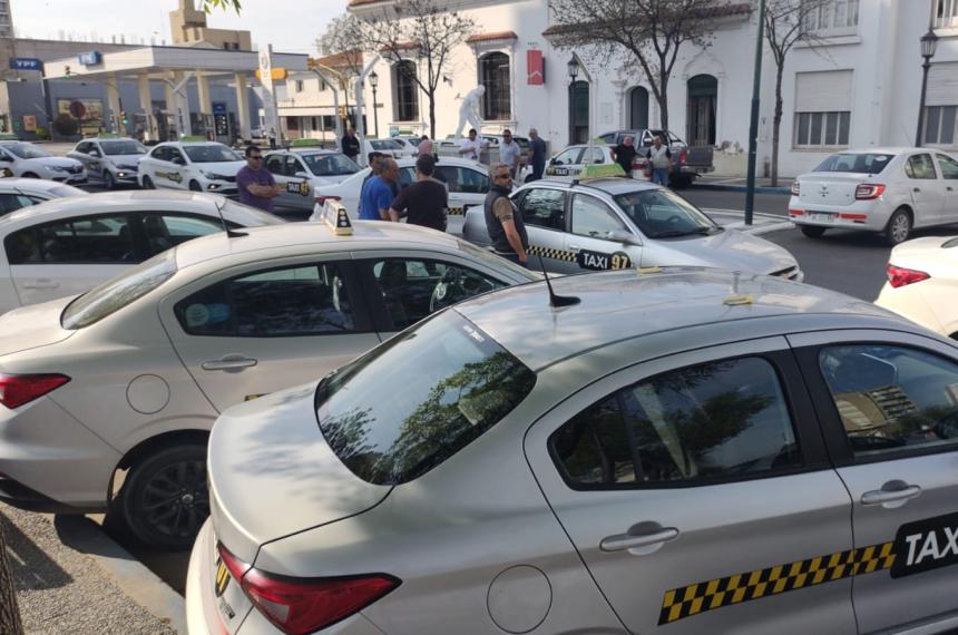 Taxistas de Santa Rosa se movilizan en rechazo a la regulacioacuten de Uber