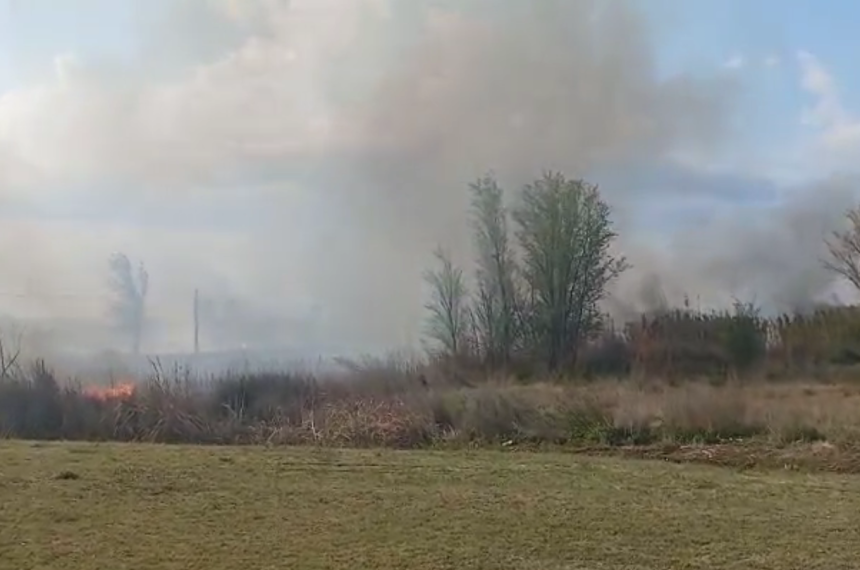 Incendio de pastizales en la Laguna Don Tomaacutes