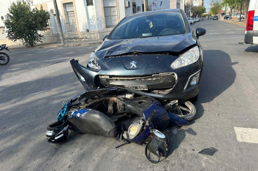 Dos heridos por un siniestro vial en el centro de Santa Rosa