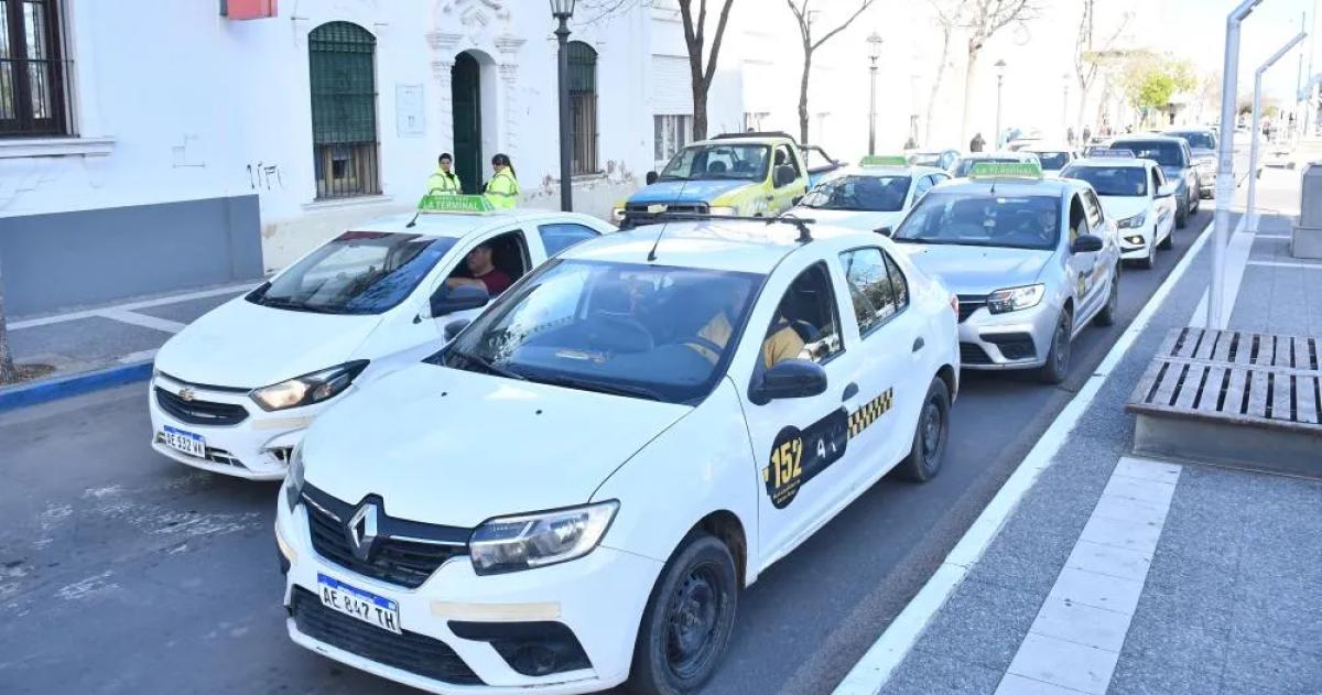 Taxistas de Santa Rosa se movilizan en rechazo a la regulacioacuten de Uber