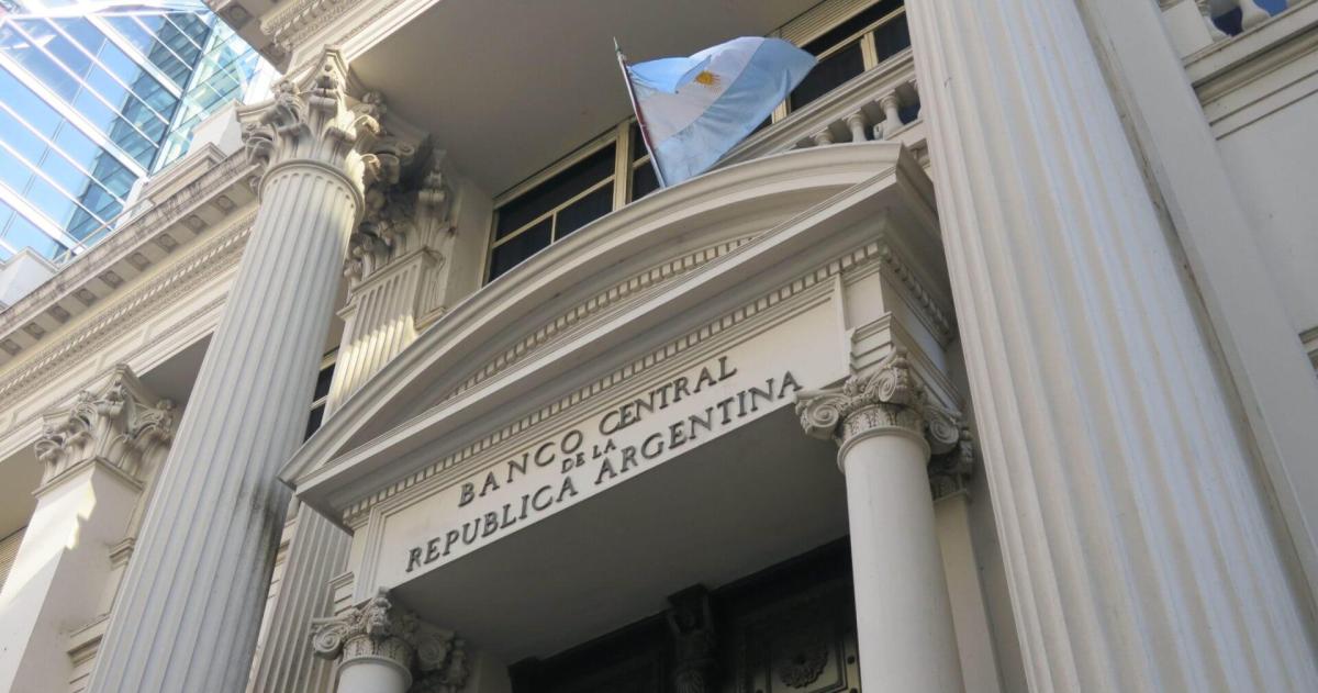 El Banco Central tuvo que vender US379 millones para contener la disparada del doacutelar