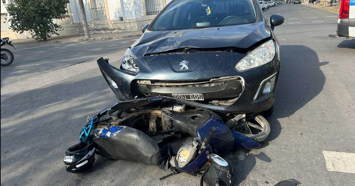 Dos heridos por un siniestro vial en el centro de Santa Rosa