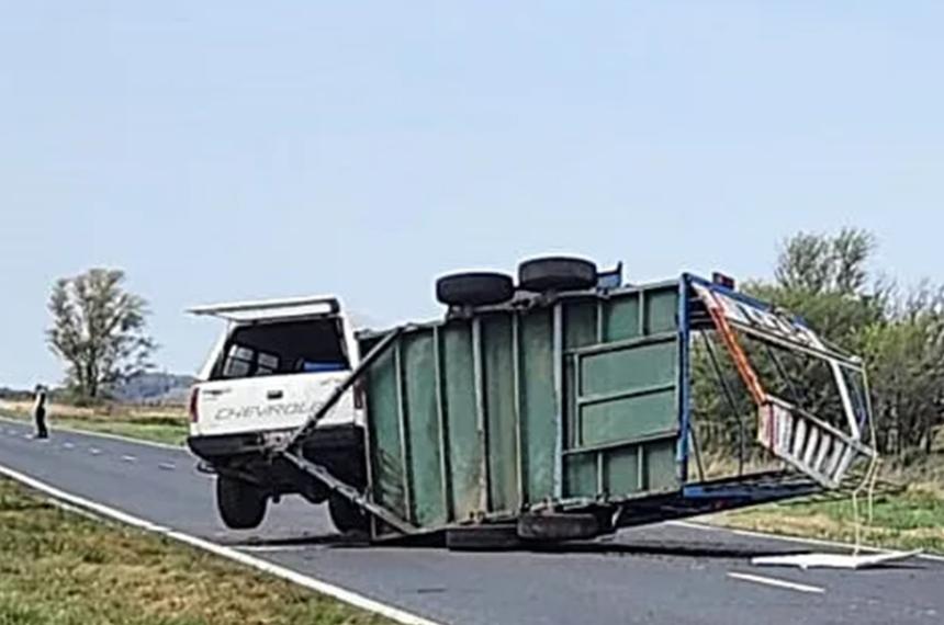 Volcoacute un acoplado con tres vacunos en la Ruta Nacional 35
