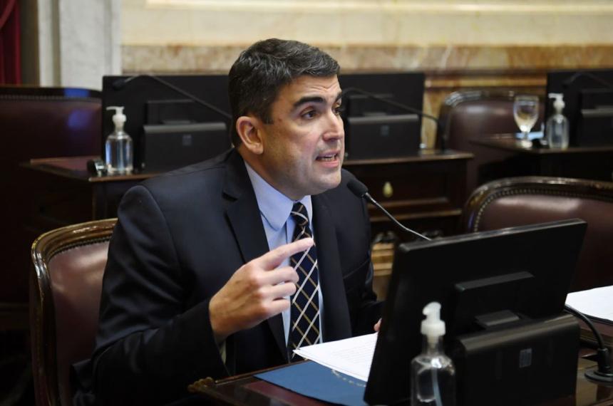 Con el superaacutevit de Milei la casa se cae a pedazos