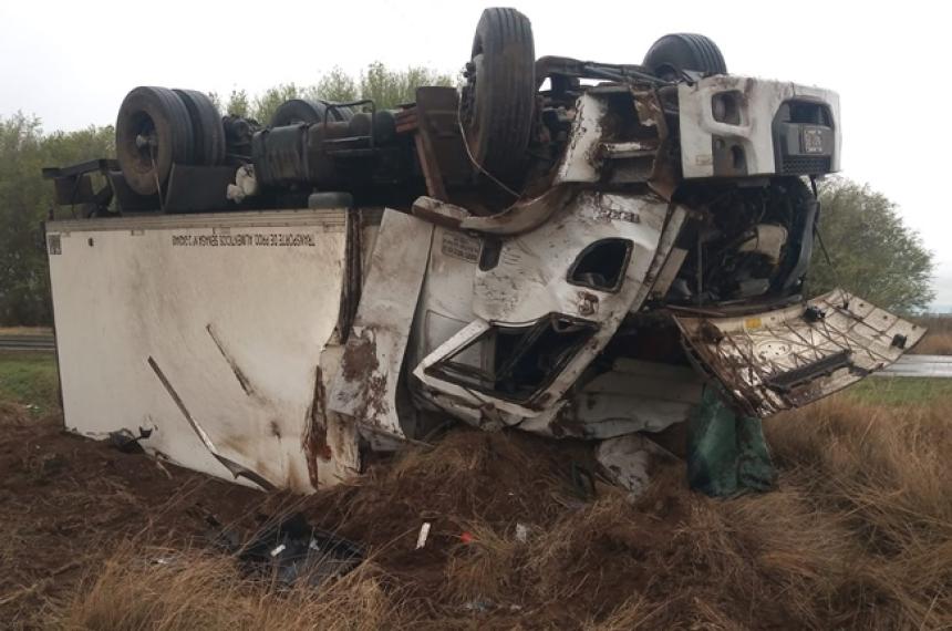 Volcoacute un Camioacuten en la Ruta 1 cerca de Quemuacute Quemuacute