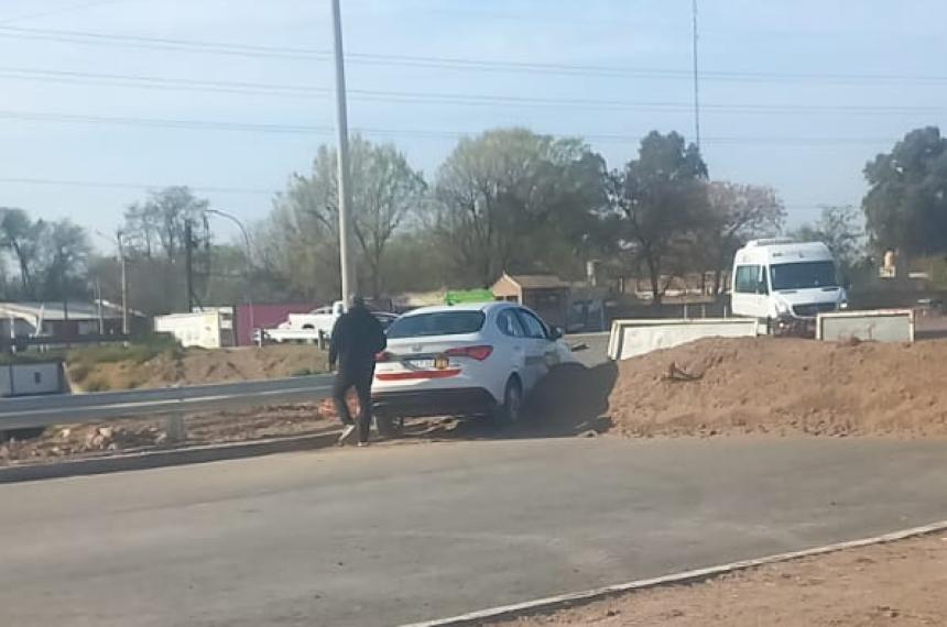 Insoacutelito accidente- taxi quedoacute colgado en una loma de tierra