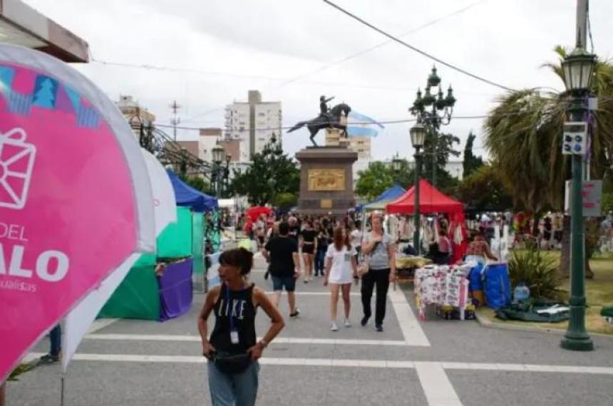 Di Naacutepoli saca a los artesanos de la plaza
