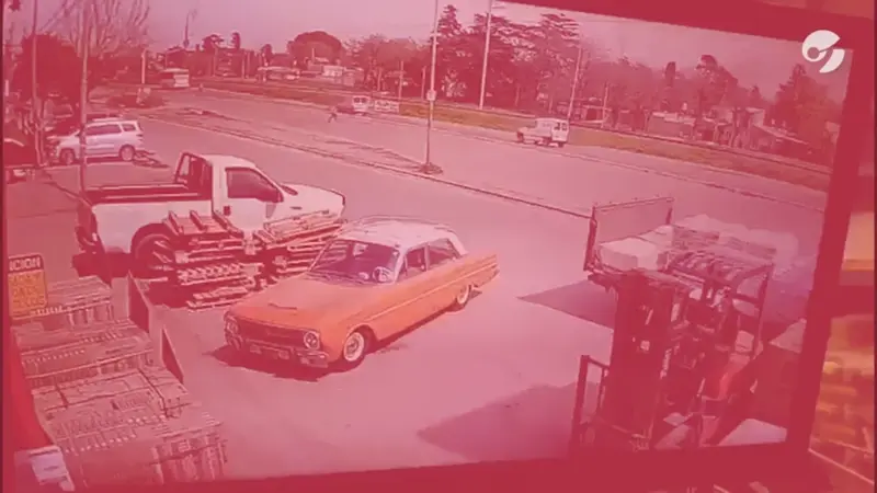 Abrioacute la puerta de su camioneta y golpeoacute a una mujer que murioacute arrollada por un colectivo