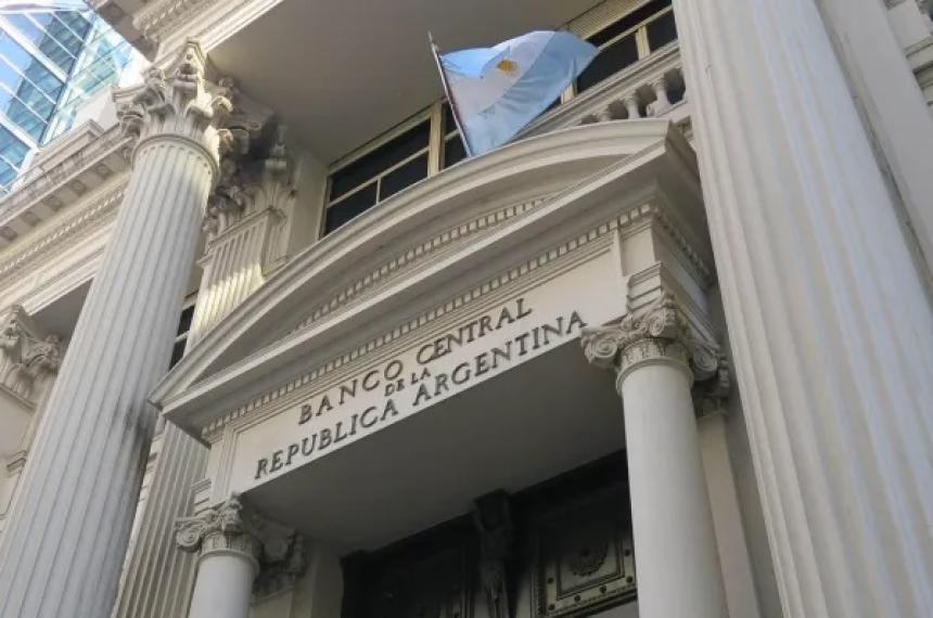 El Banco Central impulsa el ingreso de doacutelares y limita operaciones de ejecutivos financieros