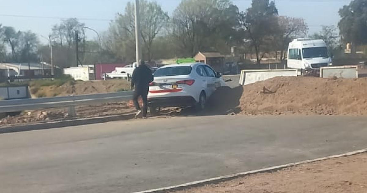 Insoacutelito accidente- taxi quedoacute colgado en una loma de tierra
