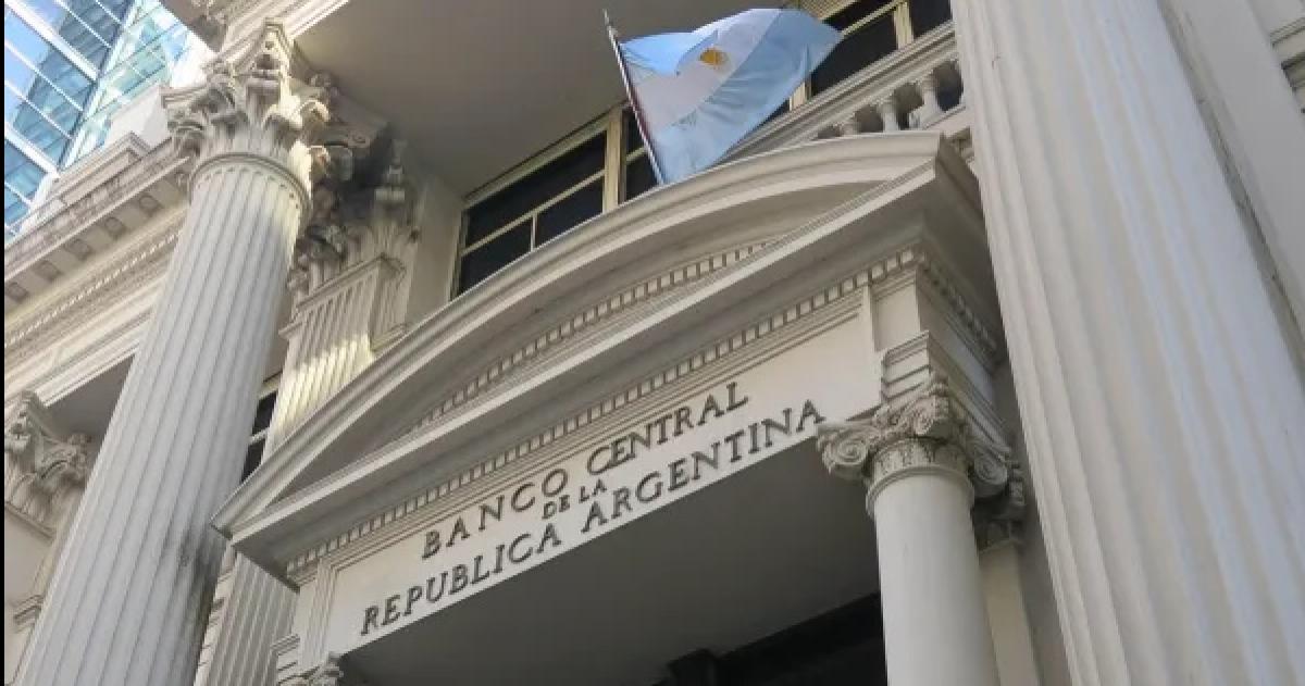 El Banco Central impulsa el ingreso de doacutelares y limita operaciones de ejecutivos financieros