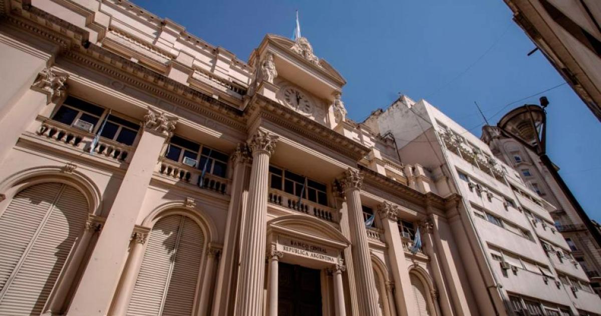 El Banco Central quemoacute USD 678 millones para frenar al doacutelar y marcoacute reacutecord en seis antildeos