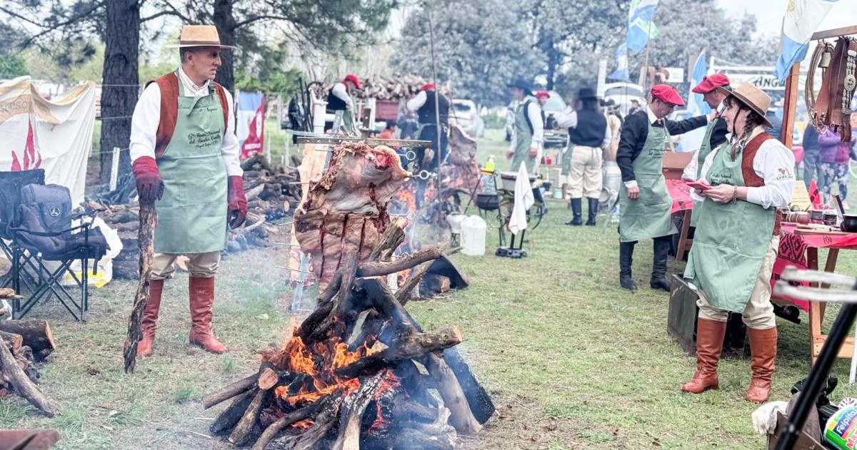 Una multitud en la Fiesta Nacional del Asador Criollo de Riglos